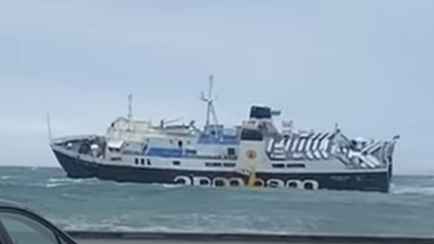 Туристический паром чуть не ушел ко дну из-за сильного шторма