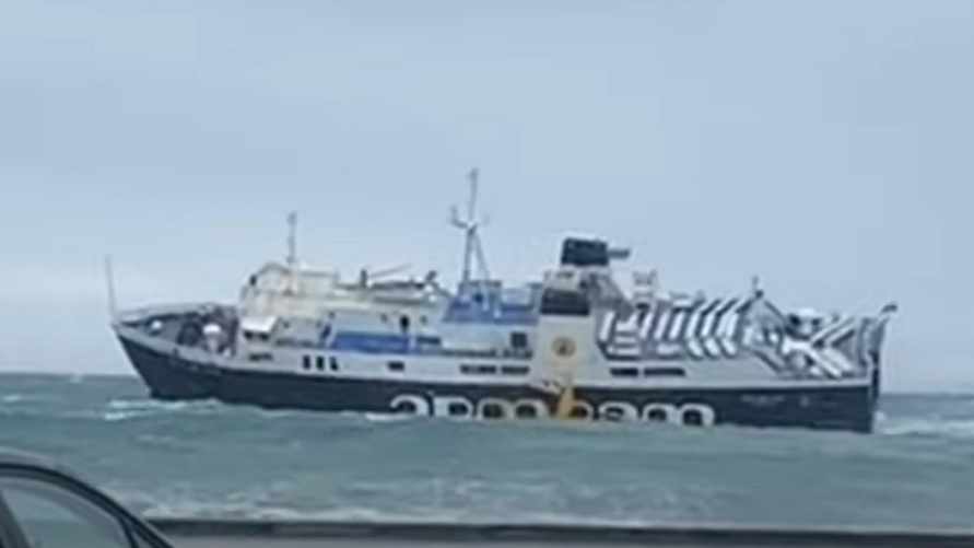 Туристический паром чуть не ушел ко дну из-за сильного шторма