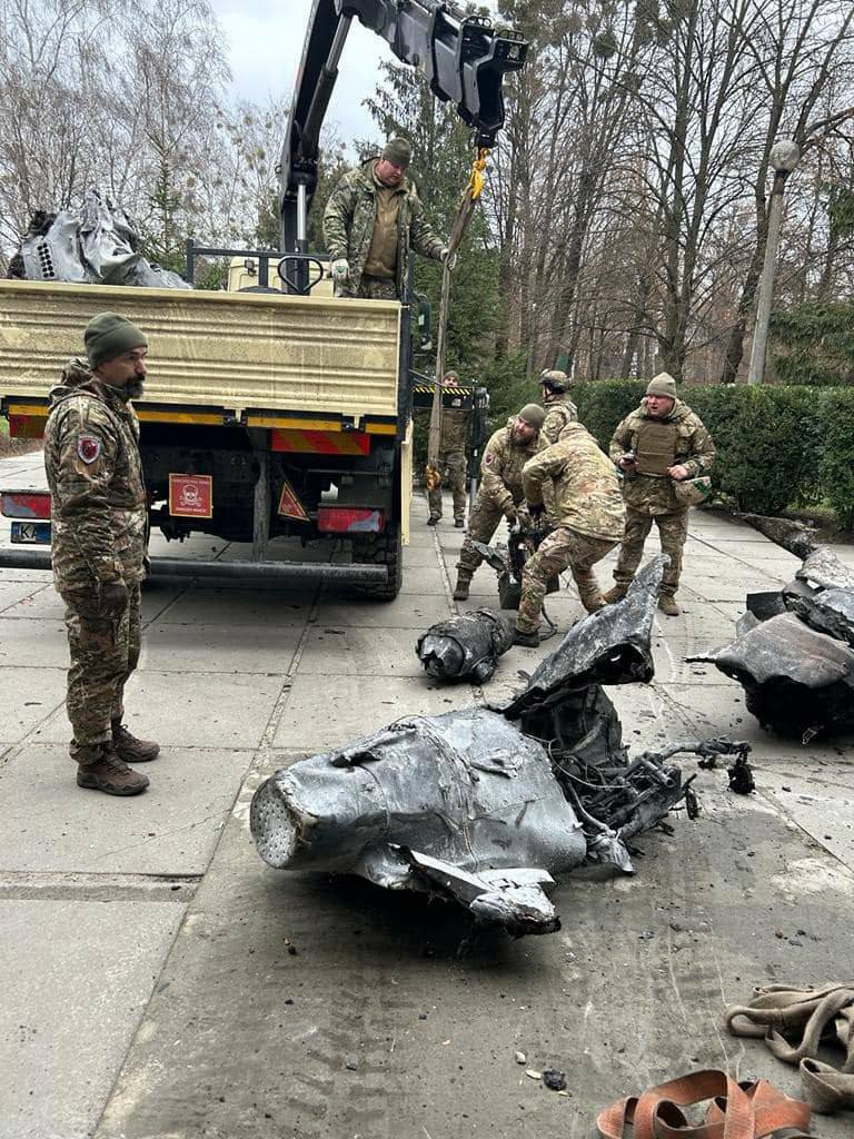 «Я думал мне звездец» – Украинский военный показал российскую ракету, упавшую рядом с ним