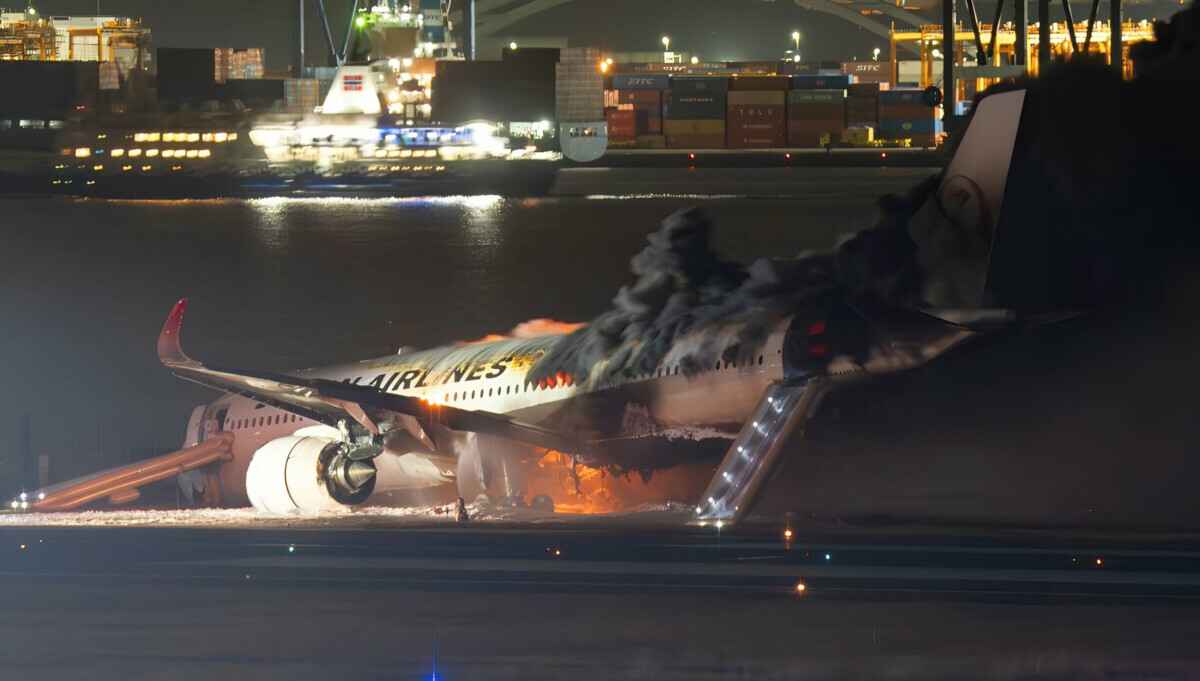 Появилось видео горящего самолета с 379 пассажирами на борту в аэропорту Токио