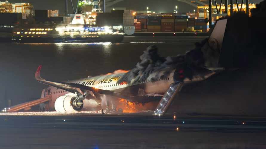 Появилось видео горящего самолета с 379 пассажирами на борту в аэропорту Токио