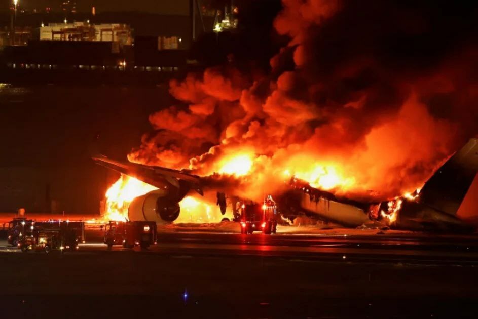 Появилось видео горящего самолета с 379 пассажирами на борту в аэропорту Токио