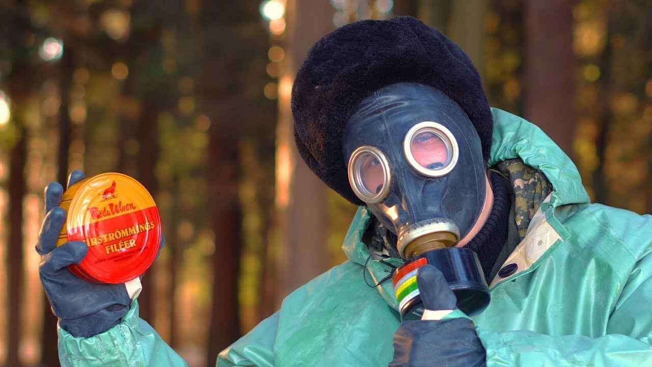 Эти консервы с селёдкой продают в Беларуси по 70 руб. за банку. Почему в комплекте не идет противогаз?