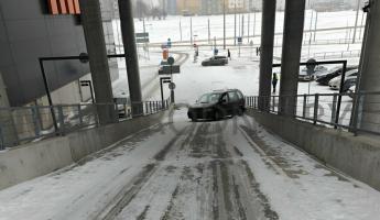 На крутом заезде в один из ТЦ в Гродно машину утянуло вниз