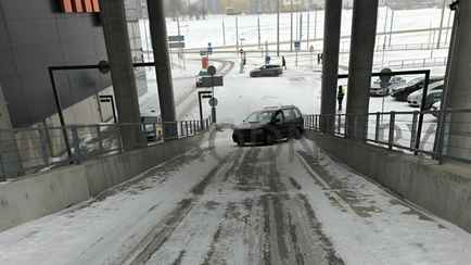 На крутом заезде в один из ТЦ в Гродно машину утянуло вниз