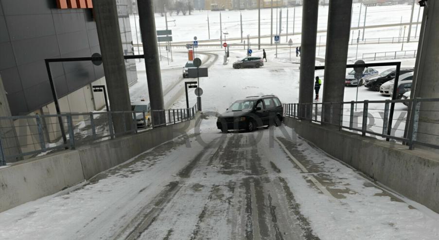 Один из заездов в торговый центр Triniti полностью