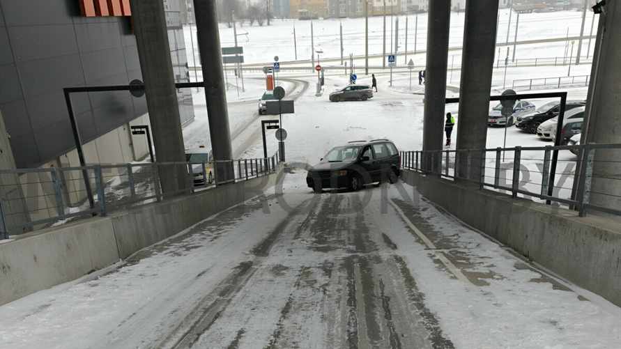На крутом заезде в один из ТЦ в Гродно машину утянуло вниз