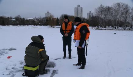 «Не ударом ноги и не прыжками» — В МЧС Беларуси рассказали, как проверить толщину льда и предупредили о рейдах