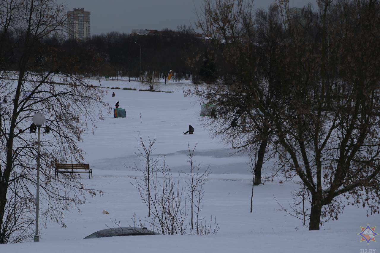 «Не ударом ноги и не прыжками» — В МЧС Беларуси рассказали, как проверить толщину льда и предупредили о рейдах