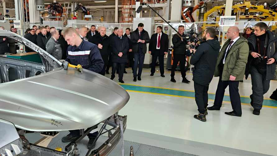 «Три дня работы» – На «БЕЛДЖИ» рассказали, что будет с продажами и очередями за Geely в Беларуси