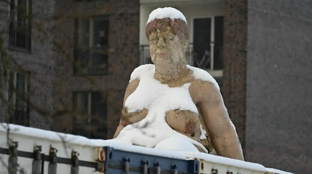 Немцы узнали Ангелу Меркель в статуе голой женщины