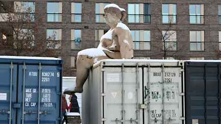 Немцы узнали Ангелу Меркель в статуе голой женщины