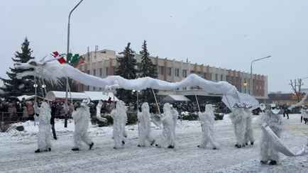 В Пинске заметили гигантского цыпленка и людей с белым драконом. Что за «карнавал»?