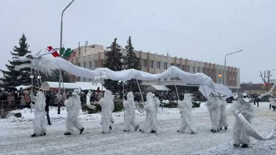 В Пинске заметили гигантского цыпленка и людей с белым драконом. Что за "карнавал"?