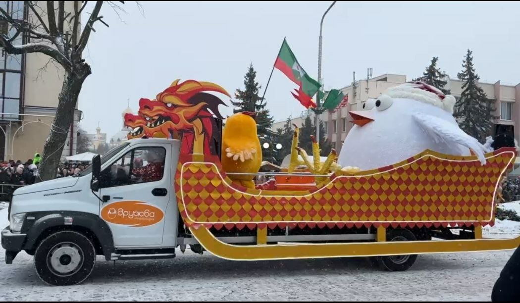 В Пинске заметили гигантского цыпленка и людей с белым драконом. Что за "карнавал"?