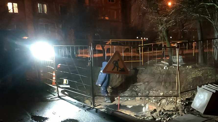 Минчане сняли на видео «гейзер» в спальном районе, из-за которого без отопления остались десятки многоэтажек