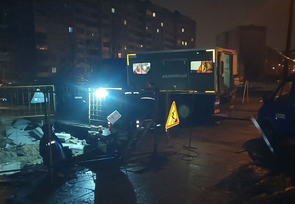 Минчане сняли на видео «гейзер» в спальном районе, из-за которого без отопления остались десятки многоэтажек