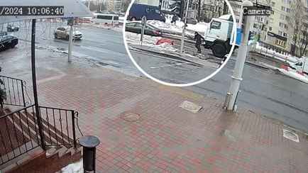 В ГАИ показали видео, как в Минске пешеход на светофоре выбежал под колёса грузовика