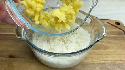 Смешайте картошку с рисом и пожарьте на сковороде. Это необычное блюдо никого не оставит равнодушным