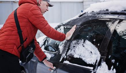 Что делать, если замерзли двери авто? Главное — не допускать этих ошибок