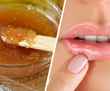 Смешайте мёд с сахаром и нанесите на губы. Что произойдет через 15 минут?