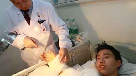 В Китае врачи пришили мужчине отрезанную руку к ноге. Так и было задумано?