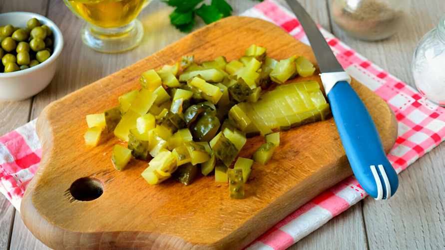 Смешайте маринованные огурцы с мёдом. Какие еще закатки понадобятся для невероятно вкусного салата?