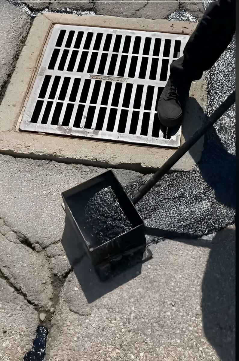 "А что, так можно было без лужи? ?" — В Сети показали, как ремонтируют асфальт в США. Зрители разделились в оценке