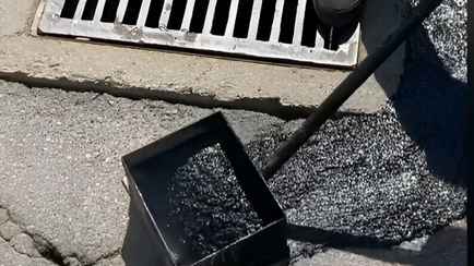 «А что, так можно было без лужи? ?» — В Сети показали, как ремонтируют асфальт в США. Зрители разделились в оценке