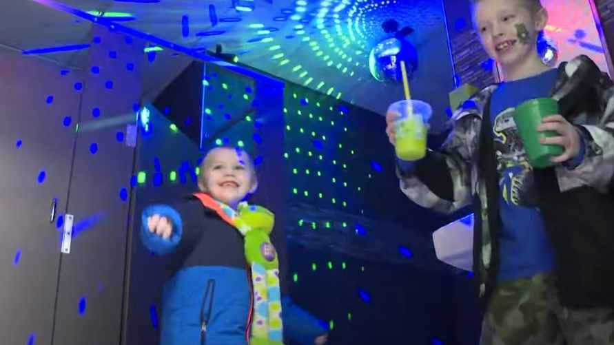 В Сети завирусились видео с диско-туалетами. Это как?