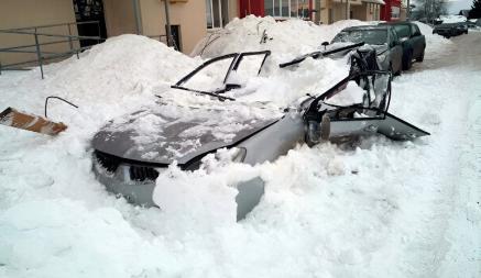 В Витебске упавший с крыши снег повредил авто, но владельца самого оштрафовали. За что?