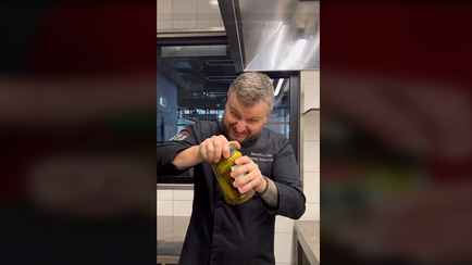 В TikTok шокировали открытием. Как открутить банку с винтовой крышкой без усилий?