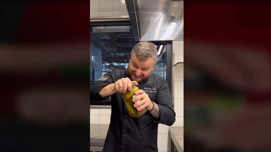 В TikTok шокировали открытием. Как открутить банку с винтовой крышкой без усилий?