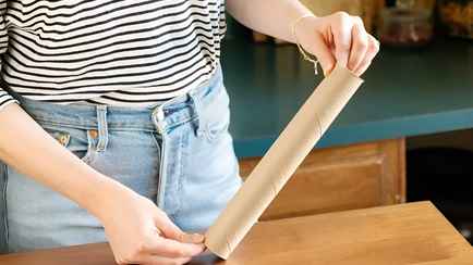 Прикрепите к пылесосу втулку и включите его. Как это поможет при мытье окон?