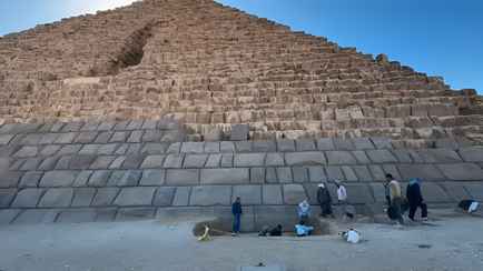 «Абсурд» и «уродство» — Реконструкция пирамиды в Египте вызвала ярость туристов со всего мира