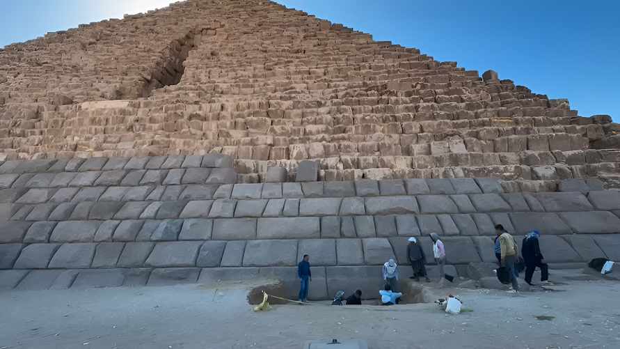 "Абсурд" и "уродство" — Реконструкция пирамиды в Египте вызвала ярость туристов со всего мира