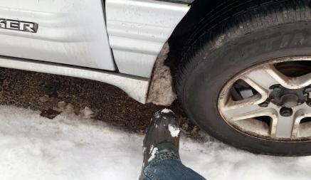 Это средство навсегда избавит от налипания снега и льда на колесные арки авто. Как нанести правильно?