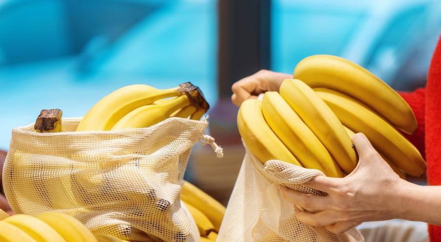На выбор бананов в магазине или на рынке