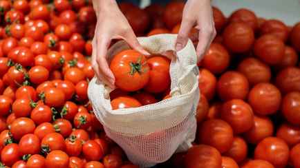 Как сделать магазинные помидоры вкуснее? Поможет один фрукт или вода (но не только)