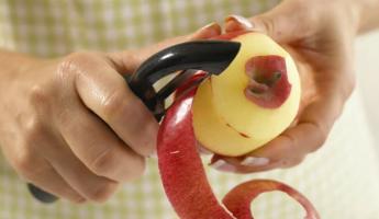 Зачем белорусам варить яблочную кожуру? Вот как поможет избавится от досадной проблемы с кастрюлей (и не только)