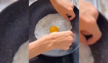 Этот необычный и простой способ поразил многих. Как приготовить идеальную яичницу?