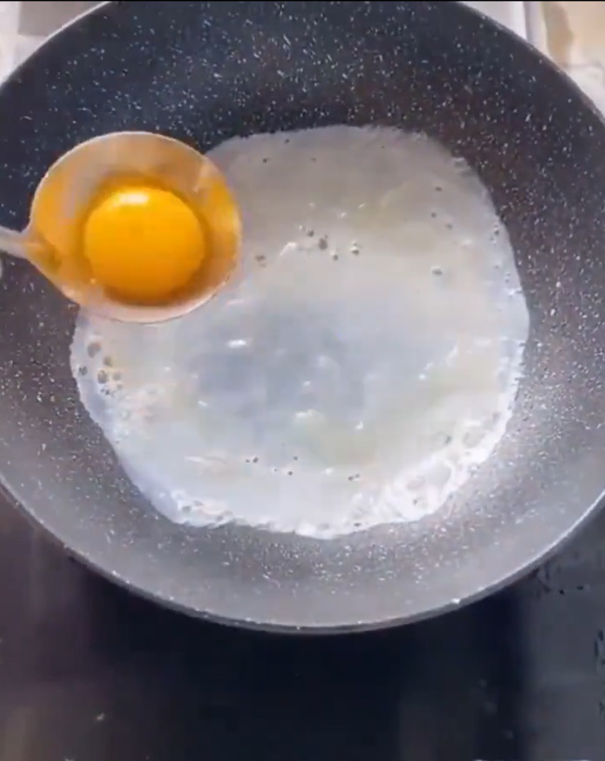 Этот необычный и простой способ поразил многих. Как приготовить идеальную яичницу?