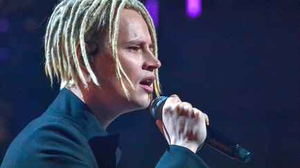 «Образ русского как гомосексуала» – Клип певца Шамана предложили проверить на ЛГБТ-пропаганду