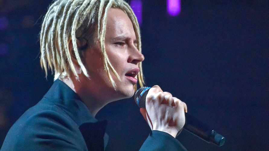 «Образ русского как гомосексуала» – Клип певца Шамана предложили проверить на ЛГБТ-пропаганду