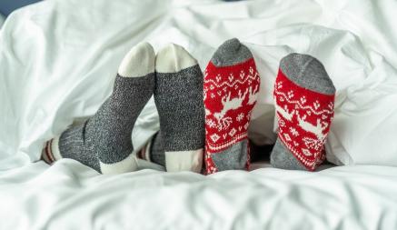 Эксперты назвали 3 причины, почему спать в носках опасно. Как избежать онихомикоза?