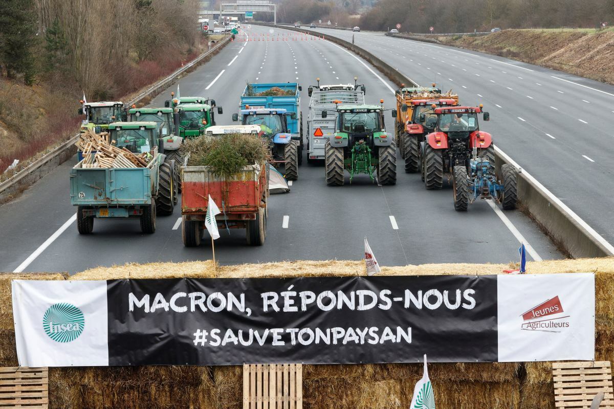 "Мы заморим Париж голодом" — Фермеры заблокировали дороги во Франции