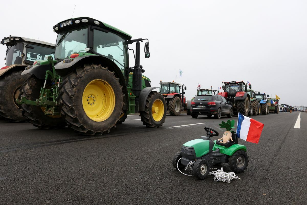 "Мы заморим Париж голодом" — Фермеры заблокировали дороги во Франции