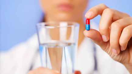 Чем можно запивать таблетки? Эксперты рассказали, к каким лекарствам не подойдут кофе, чай и молоко