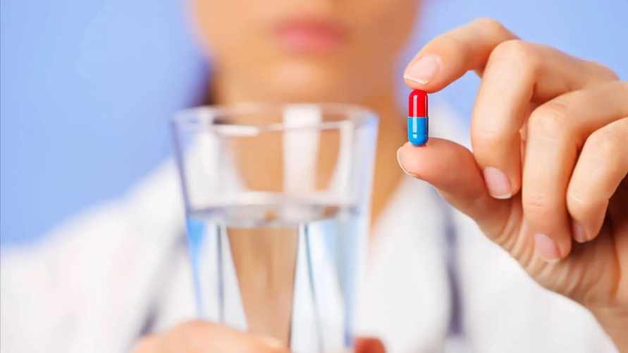 Чем можно запивать таблетки? Эксперты рассказали, к каким лекарствам не подойдут кофе, чай и молоко