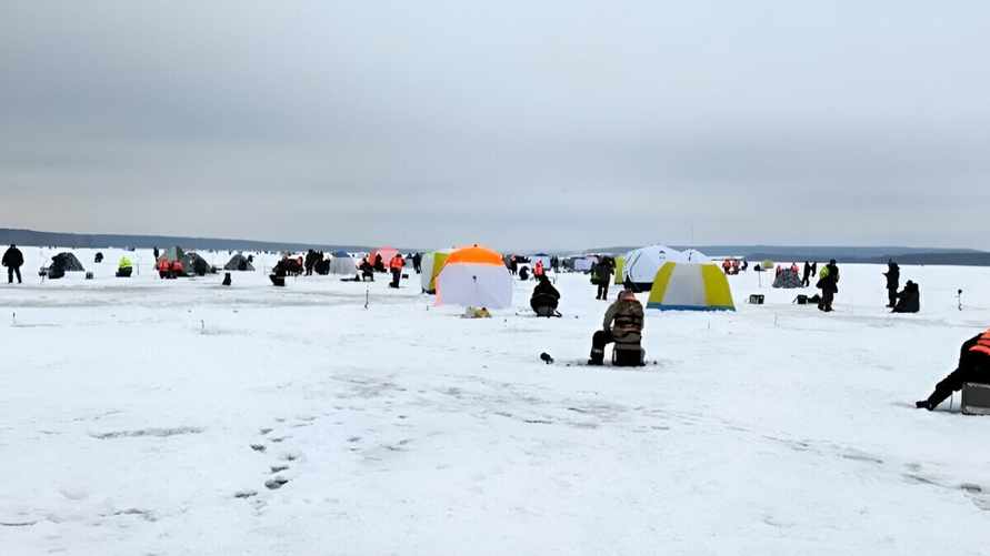 «Очень скромно, 20 рыбин» – На Зельвенском водохранилище собралось не меньше тысячи рыбаков
